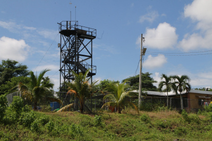 Una plataforma y una villa para los guardias se planta en terrenos destinados al aeropuerto. El resto es solo vegetación.