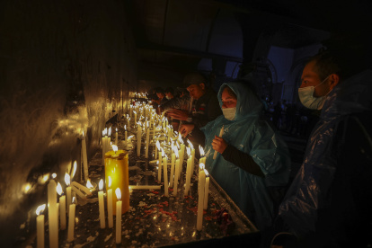 Personas encienden velas en la madrugada de hoy tras realizar la "Caminata de la Fe", desde la ciudad de Ambato hacia Baños de Agua Santa, en la provincia de Tungurahua (Ecuador).