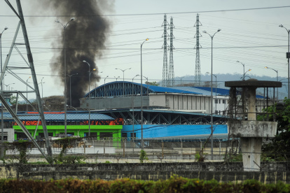 Fotografía de archivo fechada el 15 de noviembre de 2021 que muestra humo que sale del interior de la penitenciaría del Litoral, en Guayaquil (Ecuador).