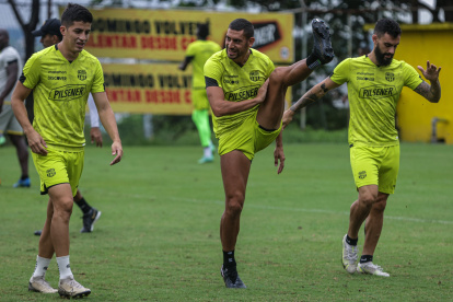 Luca Sosa (i), Bruno Piñatares y Gonzalo Mastriani, tres de los jugadores que alinearán hoy en la formación titular del técnico Jorge Célico, quien no quiere dejar cabos sueltos en el campeonato nacional.