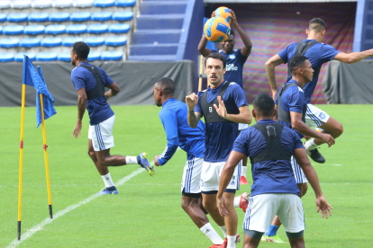 Los azules buscan seguir en la pelea por el liderato de la LigaPro hoy en Cuenca, tras el empate por la Libertadores. Sebastián Rodríguez (c) liderará el medio campo.