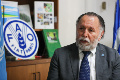 El representante de la FAO para Argentina y Uruguay, Tito Díaz, habla durante una entrevista con EFE el 6 de abril de 2022 en la sede del organismo en Montevideo (Uruguay).