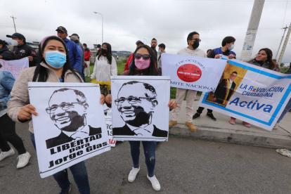 Adeptos. Un grupo numeroso de correístas espera la salida de Glas afuera de la cárcel de Latacunga.