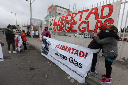 Simpatizantes del exvicepresidente Jorge Glas lo esperan en el exterior de la cárcel de Latacunga.