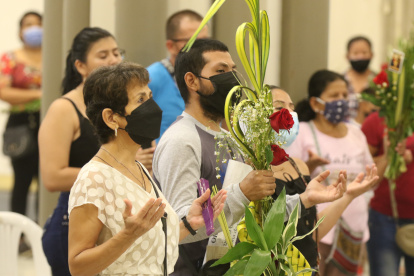 Los feligreses participan de los actos religiosos de Domingo de Ramos.
