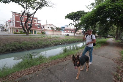 Los vecinos de este barrio del norte se han cansado de pedir al Cabildo intervenir este canal de aguas lluvias, que permanece con moho y huele mal; y en las noches, ante la falta de iluminación, el área -que podría servir de punto de encuentro comunitario-, no es más que un punto vulnerable a los robos.