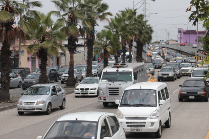El congestionamiento no es nuevo, pero sigue fatigando a los habitantes de al menos seis ciudadelas que se levantan a los costados de la avenida Francisco de Orellana. En la Kennedy, la Alborada, Los Álamos, El Cóndor, Guayacanes y Samanes.