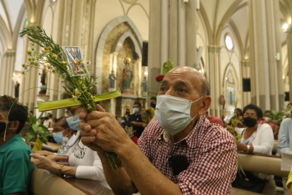 Con mucho fervor los fieles acudieron a los diferentes templos para participar de la misa de Domingo de Ramos.