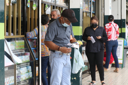 Ciudadanos procuran comprar sus recetas médicas a menor precio en distribuidoras de fármacos.