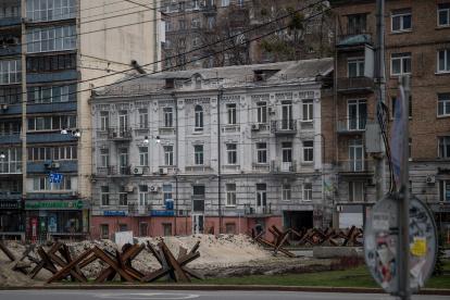 Fotografía de barricadas de arena y metal son vistas en una calle, hoy en Kiev (Ucrania).