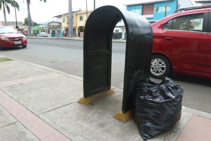 En varios tramos de la calle Portete solo han quedado las bases que sujetaban los tachos de basura.