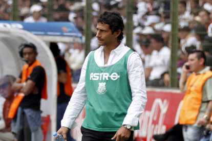 Marcelo Fleitas, quien fue capitán y dirigió a Emelec, ve a Ismael Rescalvo tenso en el banquillo azul.