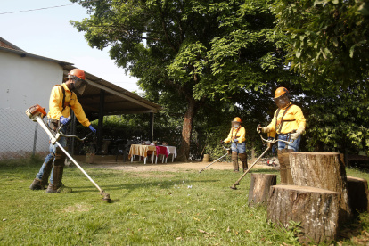Trabajadores de la empresa Oportunidades Disponibles (Opordis) podan césped durante su jornada laboral, el 19 de marzo de 2022, en el municipio de El Bagre, Antioquia (Colombia). EFE/ Luis Eduardo Noriega A.