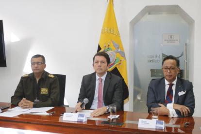 El Director del SNAI (i), Ministro de Gobierno y Consejero presidencial en rueda de prensa este lunes.