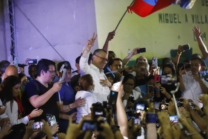 Semblante. Un vigoroso Jorge Glas se dirigió a sus simpatizantes a su llegada a Guayaquil.