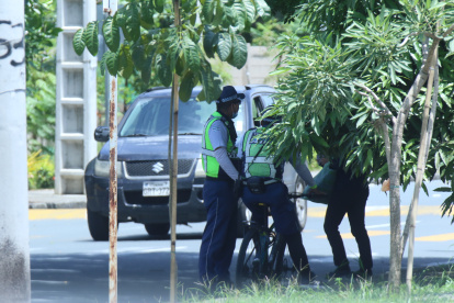 Sombra. Tres agentes conversan en el carril de servicio, donde se observa más control vehicular.