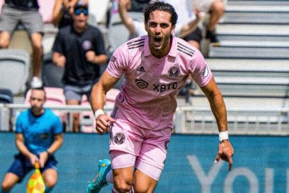 El delantero ecuatoriano Leonardo Campana celebra uno de los tres goles que le sirvieron para obtener el galardón.