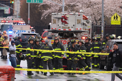 Funcionarios del Departamento de Policía y Bomberos de la ciudad de Nueva York en la escena de un tiroteo múltiple reportado en una estación del Metro, este 12 de abril de 2022.