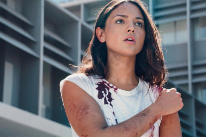 Fotografía cedida por Universal Studios donde aparece Eiza González, como Cam Thompson, durante una escena de la película de acción "Ambulance".