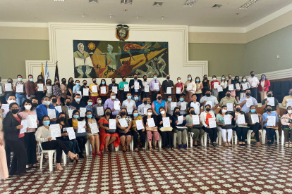 Los maestros muestran el documento que recibieron por parte del Ministerio de Educación.