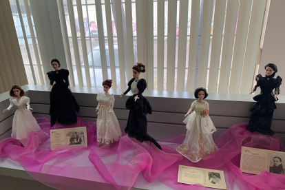 Las muñecas representan a un grupo de mujeres destacadas de los siglos XIX y XX.