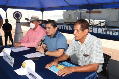Las autoridades del torneo durante la presentación de este martes 12 de abril, en el Yacht Club Naval.