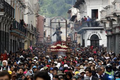Imagen de Jesús del Gran Poder recorriendo calles del Centro Histórica.