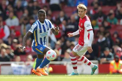 Moisés Caicedo (i), mediocampista tricolor del Brighton, brilló en su debut de la Premier, donde además de dar una asistencia marcó con eficacia a Martin Ødegaard, del  Arsenal.