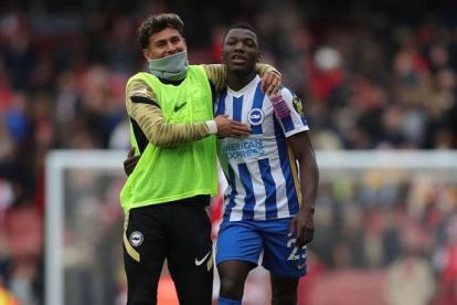 Moisés Caicedo recibe la felicitación de su compatriota Jeremy Sarmiento, quien es su compañero en el Brigthon