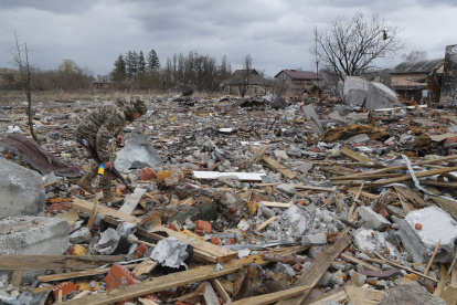 Los militares ucranianos revisan los escombros de los edificios dañados para encontrar municiones explosivas y minas en Bohdanivka.