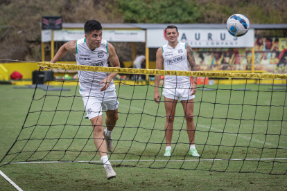 Luca Sosa (i), defensa de Barcelona, será titular ante Lanús en Argentina. Carlos Garcés esperará por su oportunidad.