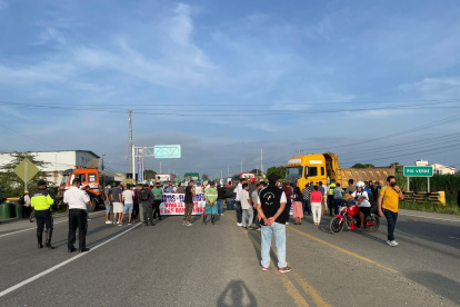 Decenas de productores de Guayas, Los Ríos y El Oro han salido a manifestarse en las vías