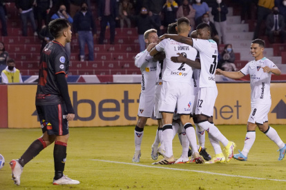 Los albos demostraron contundencia en el segundo tiempo para derrotar a Antofagasta.
