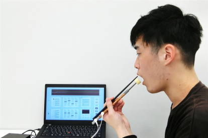 La Universidad nipona Meiji y la firma Kirin Holdings han desarrollado unos palillos capaces de aumentar el sabor salado de la comida a través de estímulos eléctricos, un invento que según sus creadores podría ser de utilidad para promover dietas más saludables.