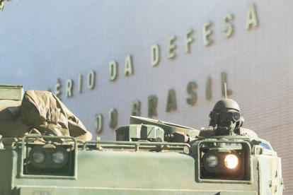 Un militar observa desde un tanque estacionado en la ciudad de Brasilia, en una fotografía de archivo.