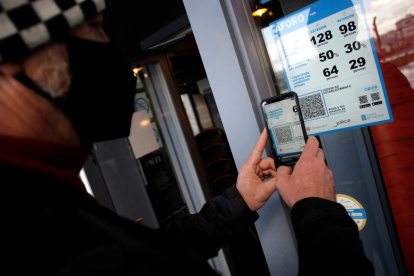 Un hombre escanea un código QR en una imagen de archivo.