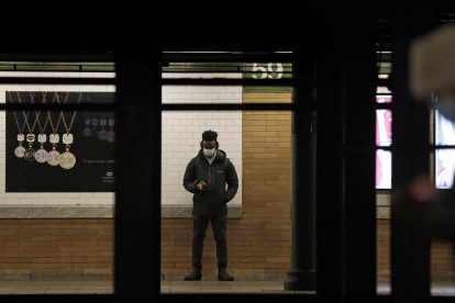 Vista de un hombre que se protege con mascarilla en el metro de Nueva York, en una fotografía de archivo.