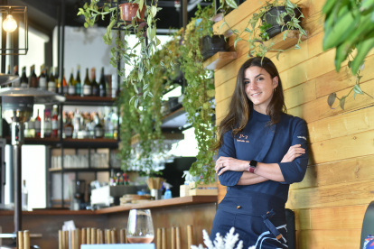 Es la propietaria del restaurante Pez Vela