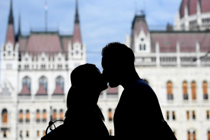 La acción de besar produce una liberación de hormonas, tales como la oxitocina.