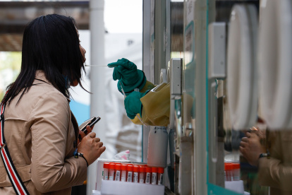 Para todos los ciudadanos en Shanghái es obligatorio realizarse una prueba PCR por ahora.