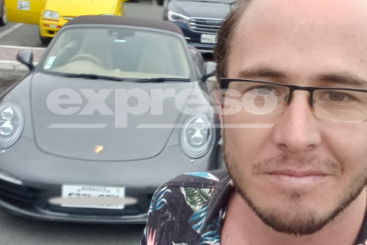 El juez Diego Moscoso aparece en una selfie, delante de un carro. Él dice ser un aficionado de los vehículos antiguos y de alta gama, pero, asegura, que no es dueño de algún carro de ese tipo.