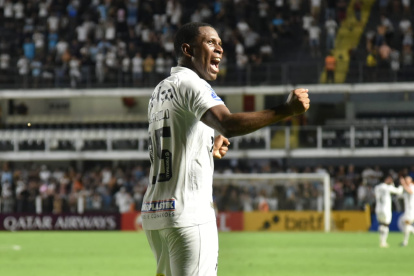 Bryan Angulo anotó el gol de la victoria para el Santos de Brasil sobre Universidad Católica de Quito.