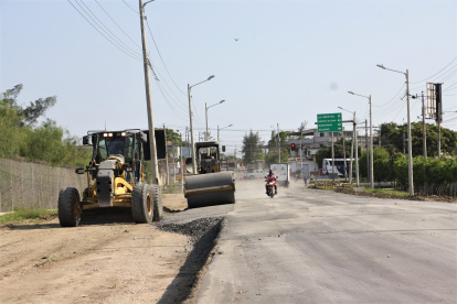 Escena. Así está la vía, sin baches pero con tierra y desniveles laterales que aumentan el riesgo a accidentes.