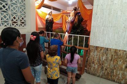 Tránsito. La imagen del Cristo del Consuelo fue bajada del altar y colocada a un costado, a la espera del viernes.
