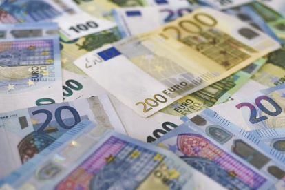 La divisa europea pierde terreno frente al dólar.