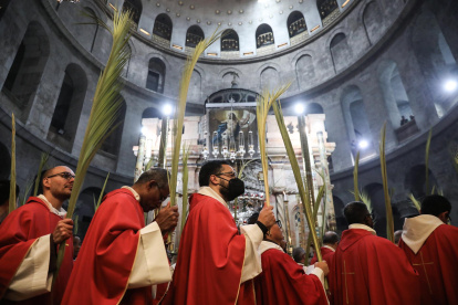 Sacerdotes católicos celebran en Domingo de Ramos en la Iglesia de Jerusalén, Israel este domingo.