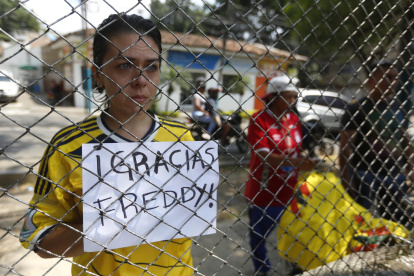 Una aficionada del ex futbolista colombiano Fredy Rincón.