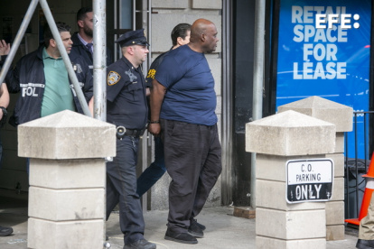 Policías escoltan a Frank James, prinicpal sospechoso del tiroteo en el Metro de Nueva York, este 13 de abril de 2022.