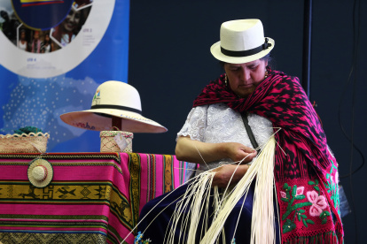 Una artesana trabaja en la elaboración de un sombrero de paja toquilla en Quito, en una fotografía de archivo.