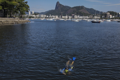 ACOMPAÑA CRÓNICA: BRASIL FAUNA AME8218. RIO DE JANEIRO (BRASIL), 02/04/2022.- El activista ambiental Ricardo Gomes nada en busca de rayas, el 30 de marzo de 2022, en Río de Janeiro (Brasil). Un paraíso de rayas gigantes danza en silencio cerca a las costas de Río de Janeiro, un milagro que los expertos no consiguen explicar por la polución que concentra una de las bahías más importantes de Brasil y que, junto con la mano del hombre, tienen en riesgo de extinción a estas maravillas marinas. EFE/ Antonio Lacerda ag-periodistas
